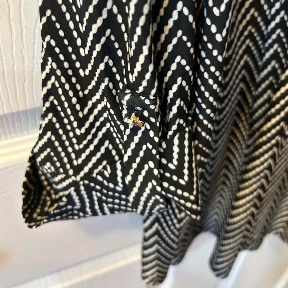 Ava & Grace 1X Black and White Zigzag Blouse V-Neck Metal Embellishment NWT - Picture 4 of 6